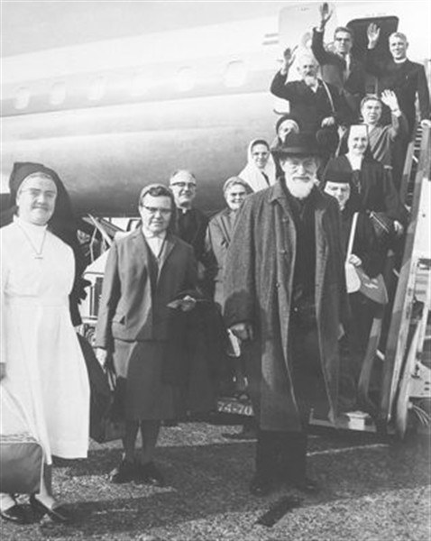 Raptim. Schiphol. Vertrek naar de missie. z.j.