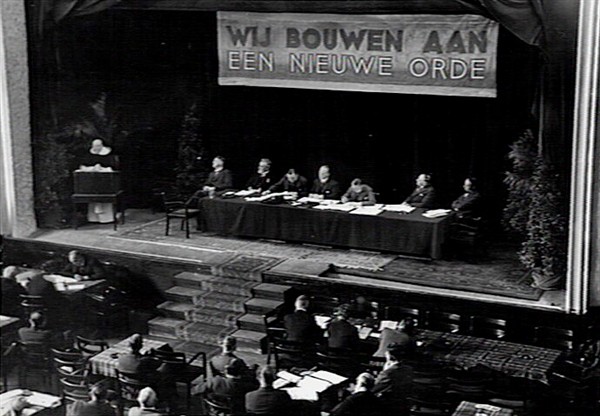 Partijraad van de RKSP in het Casino in Den Bosch, 1936. Spreker is prof. dr. Kors OP. Aan de bestuurstafel vlnr. A.C. de Bruijn, Aalberse,Teulings, Goseling, Kolfschoten, Houben, Baron van Voorst tot Voorst.