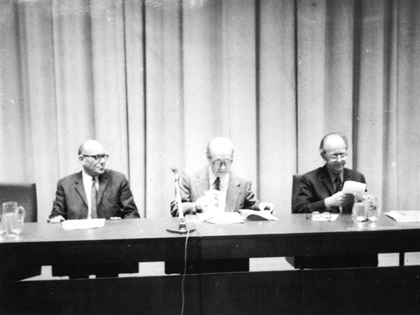 Ontmoetingsdag "Open Kerk", 1972, in het Jaarbeurs Congres Centrum te Utrecht. De congresleiding. Links: prof. dr. F. Haarsma, midden drs. W. Meys