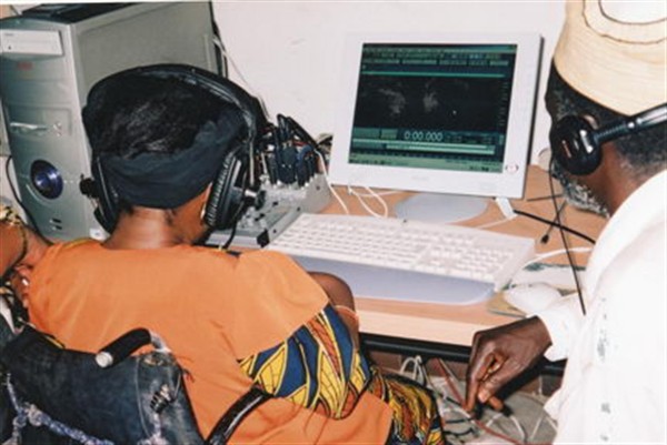 Onderwijs aan het katholieke Media Service Center in Kaduna in Nigeria. Bijschrift: "Cursisten bij audio workstation"