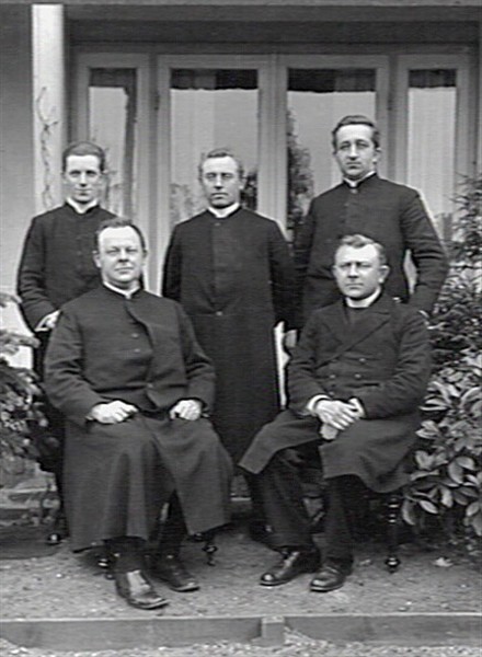 Vooraan rechts T.J.F. Verhoeven (1883-1949) directeur v.h. Centraal Bureau v.h. Kath. Onderwijs