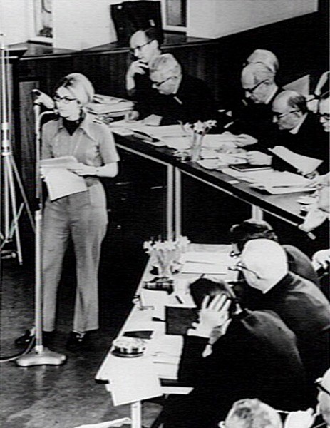 Mevr. I. Meester aan het woord tijdens een van de zittingen van het Pastoraal Concilie. (1968-1970) Achter tafel links: Herman Divendal.