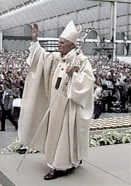 Pausbezoek, mei 1985. Paus Johannes Paulus II in de Irenehal, gekleed in Nederlands basisgewaad met overstola Sint Willibrord, gemaakt door Atelier Stadelmaier in Nijmegen