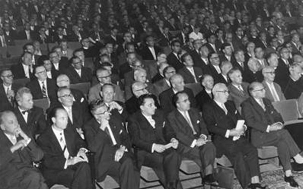 Viering van het vijftigjarig bestaan van de K.A.B. in 1956 in zaal Tivoli te Utrecht. Op de voorste rij tweede van links: Norbert Schmelzer, tweede van rechts Gerard Veldkamp en derde van rechts J.M.T. Cals
