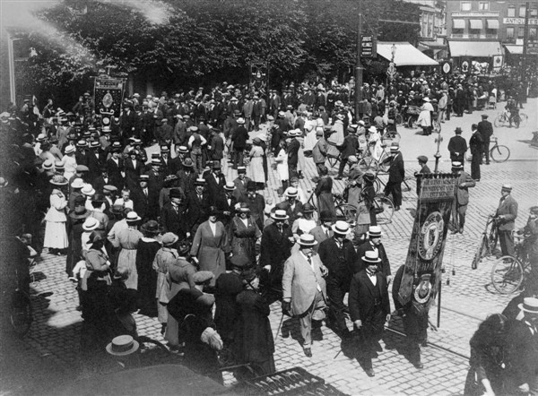 De Hanze, Bond van RK Verenigingen van de Handeldrijvende en Industriële Middenstand in het Bisdom Haarlem. Feestelijke optocht te Haarlem bij gelegenheid van het derde lustrum, 1922