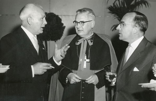 In gebouw Tivoli wordt het vijftigjarig bestaan van de KAB herdacht. KAB voorzitter Middelhuis spreekt met mgr. Moors, bisschop van Roermond en met de minister van onderwijs kunsten en wetenschap Cals, 1959