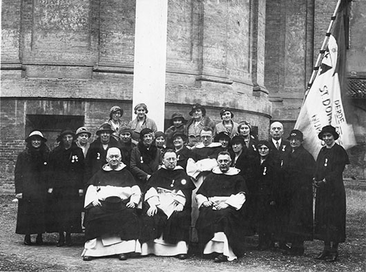 Nederlandse leden van de wereldlijke Derde orde van de Dominicanen in Bologna, met rechts in het midden vooraan pater Pius Smit. z.j.