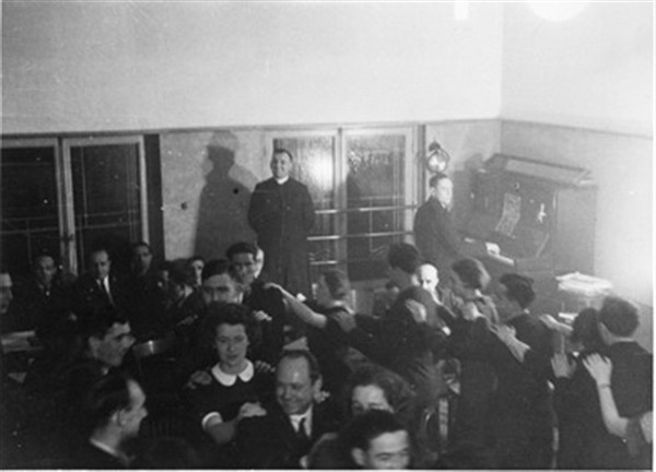 Zeemanshuis Rotterdam. Bijschrift: "We openen de avond met een vrolijke polonaise" ca. 1935