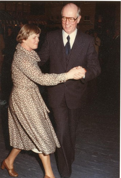 Pastoor Rohling op de dansvloer tijdens de receptie ter gelegenheid van zijn afscheid als pastoor van de parochie, 1979