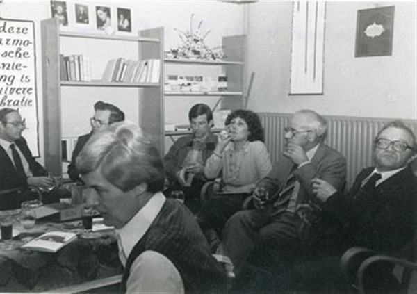 Openingsbijeenkomst van het Huis voor Bezinning en Stilte in Beek en Donk, 1980. Uiterst rechts (in zwart pak) T.P.M. van Rossum