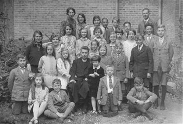 Alle neven en nichten van pastoor Ruhe jonger dan 20 jaar, bij hem op bezoek in de pastorie Gerardus Majella te 's-Gravenhage