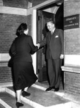 De oud-minister van maatschappelijk werk, F. van Thiel en zijn opvolgster, M. Klompé, 1956