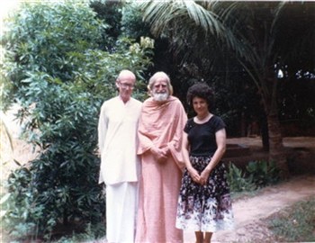 Bede Griffiths (midden) met dom Tholens en Tholens vriendin Antonietta, 1978