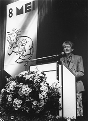 Wies Stael-Merkx achter de microfoon tijdens de manifestatie van de Acht Mei Beweging in Utrecht, 1991